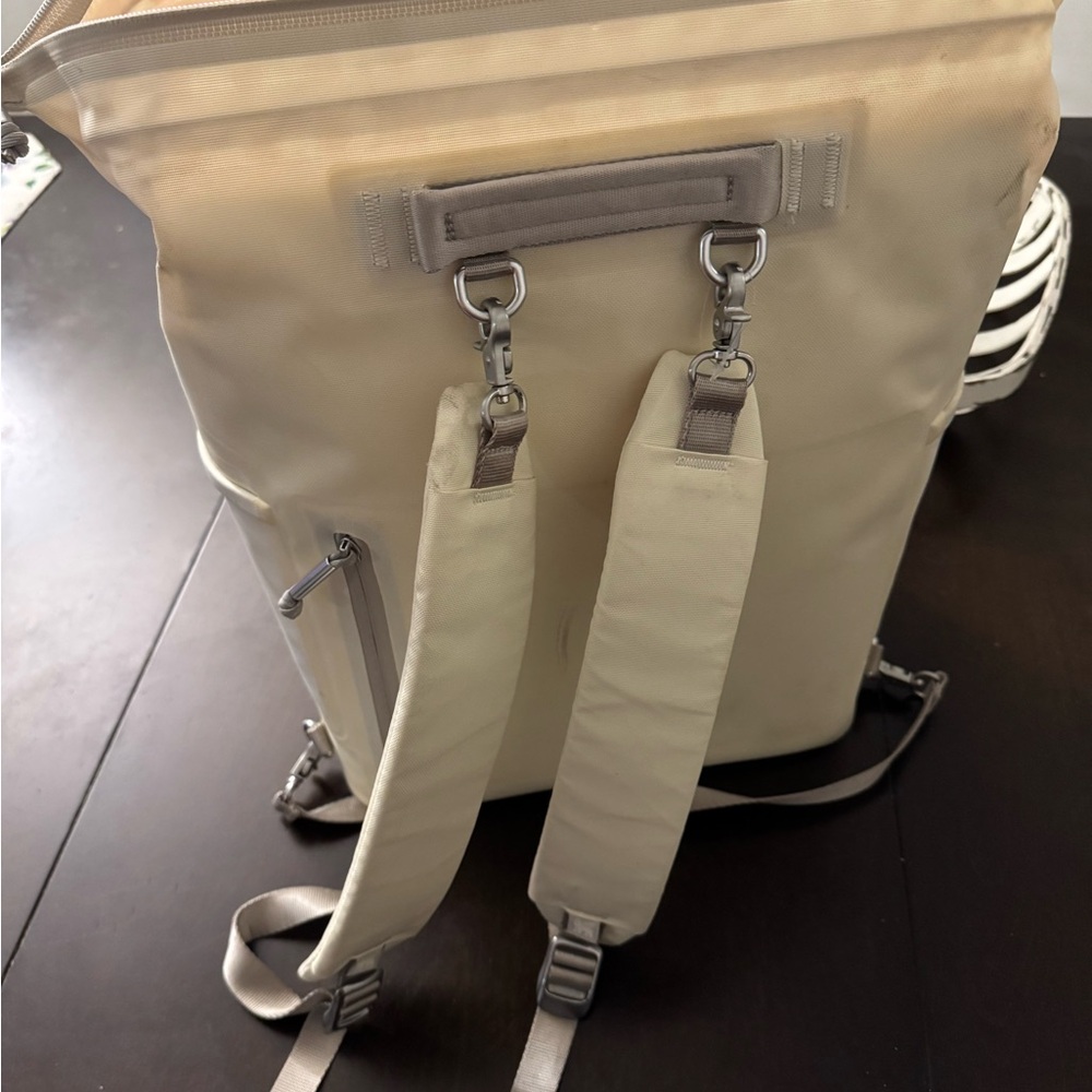 Stanley 20 cans All day Madeleine mini backpack cooler creme Backpack 14.8L - Picture 11 of 12